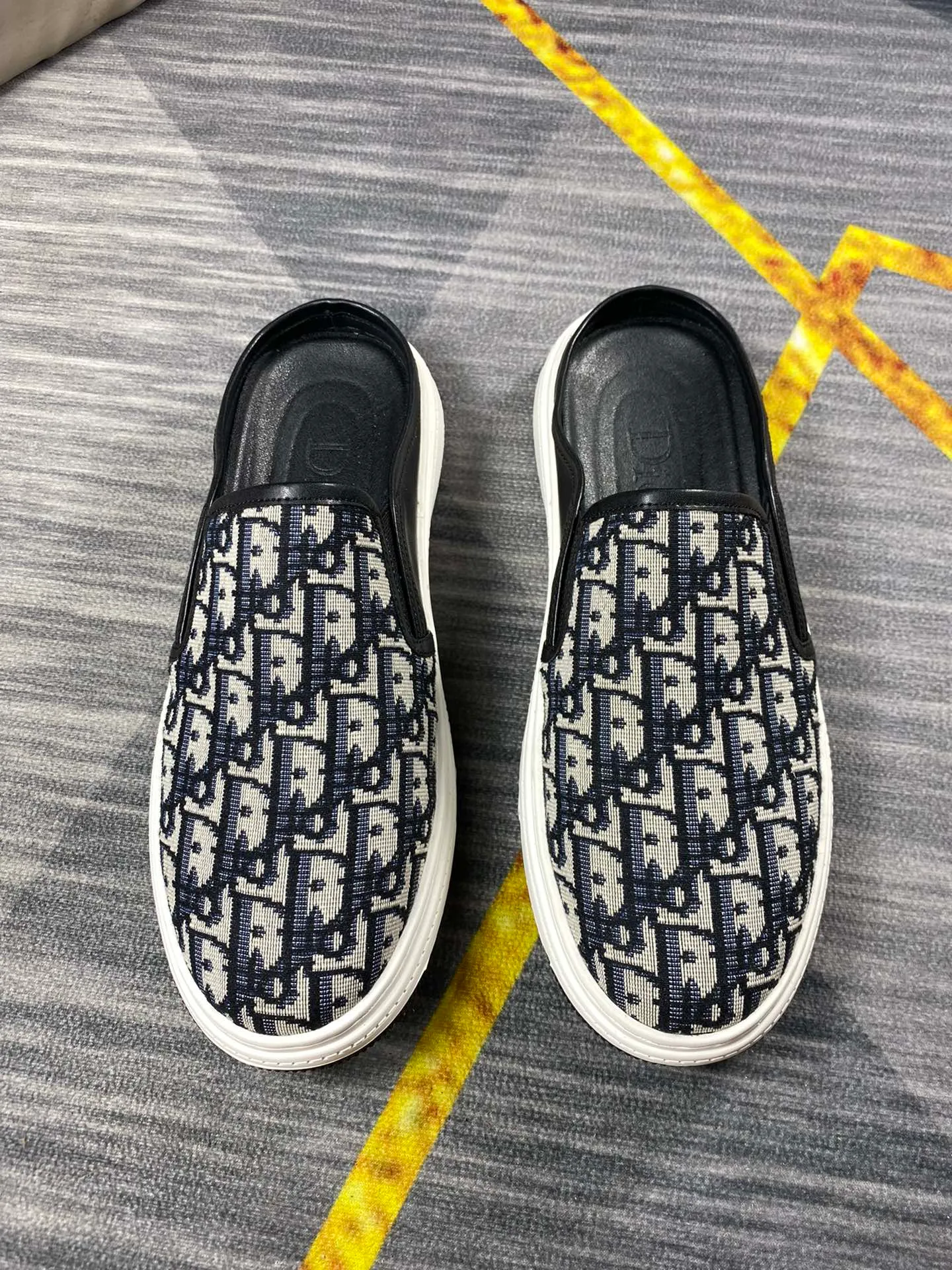 P380 Dior men's casual half-drag👞. Handsome and versatile low-top shoes, with exquisite branded jacquard fabric for the upper, sheepskin lining for the feet, 🌺🌺perfect shoe last, 🌲🌲fashionable and handsome, comfortable on the feet, 🚗🚗wear-resistant and non-slip rubber outsole. Code number: 38-44. 45 is custom-made and cannot be returned or exchanged